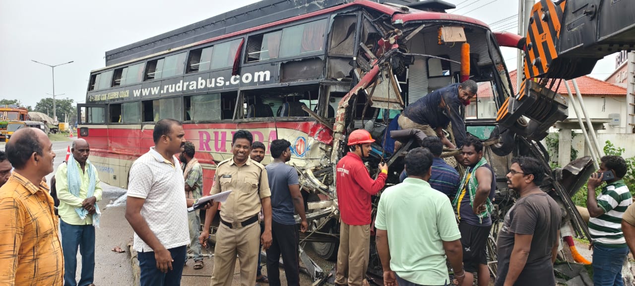 THE DESK NEWS : Road accident at Kalaparru Toll Plaza