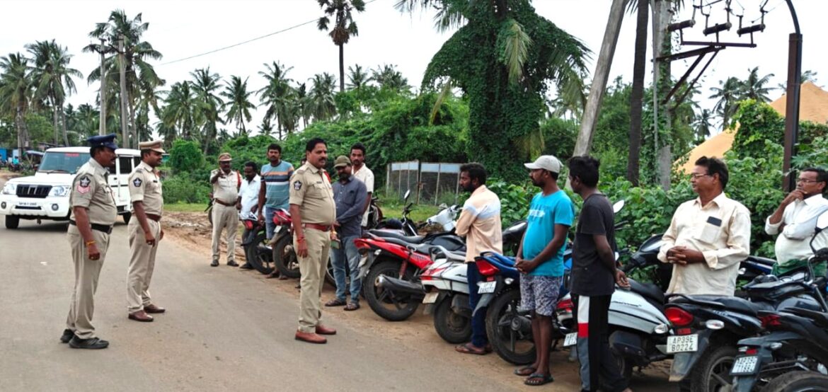 THE DESK NEWS : ద్విచక్ర వాహదారులు తప్పనిసరిగా హెల్మెట్ ధరించాలి : రూరల్ సీ.ఐ బి. కృష్ణ కుమార్