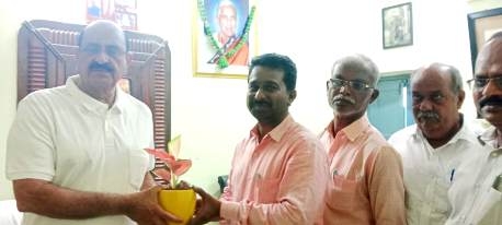 The Desk News : ఎమ్మెల్యే డా. కామినేని కలిసిన ముదినేపల్లి తహసిల్దార్
