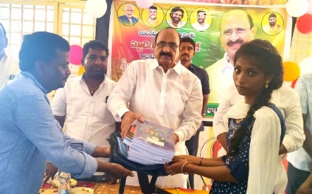 The Desk News : ఇంటర్మీడియట్ విద్యార్థులకు స్టూడెంట్ కిట్స్ పంపిణి చేసిన డా. కామినేని