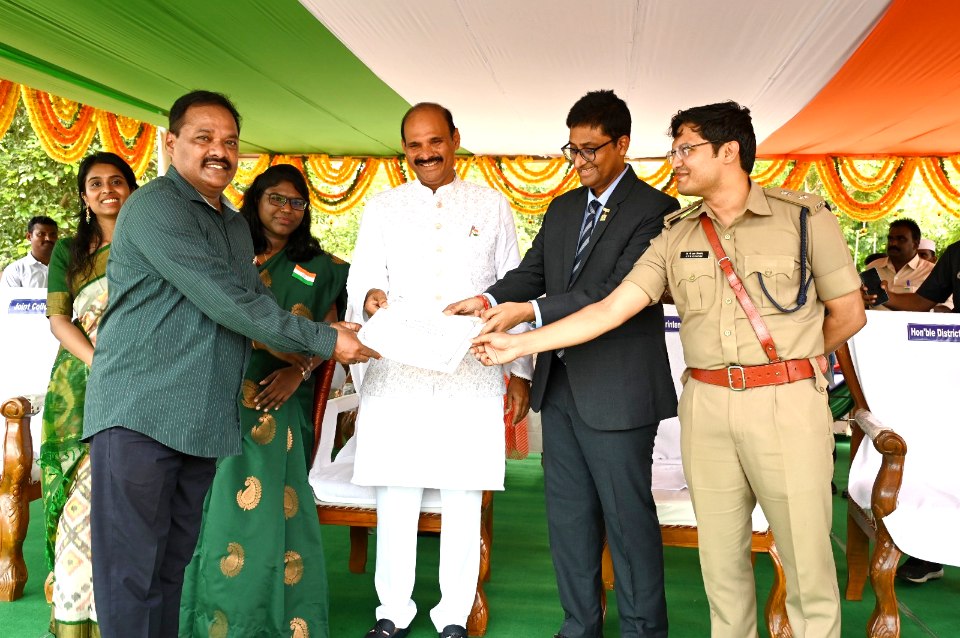 The Desk… Eluru : ప్రజాఅధికారి – డీపీఓ శ్రీనివాస విశ్వనాధ్