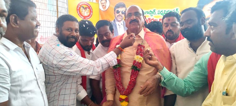 The Desk…Eluru : కలిదిండిలో ఘనంగా మెగాస్టార్ చిరంజీవి జన్మదిన వేడుకలు