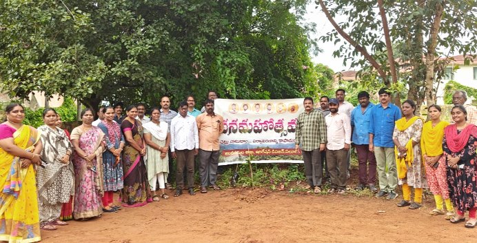 The Desk…Eluru : చోడగిరి శ్రీనివాస్ ఆధ్వర్యంలో వనమహోత్సవం కార్యక్రమం