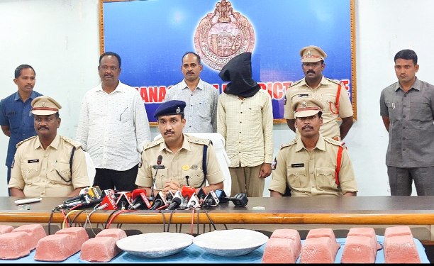 The Desk…Vijayanagaram : ట్రాన్స్ఫార్మర్స్ లో రాగి చోరీలకు పాల్పడుతున్న వ్యక్తి అరెస్టు