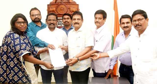 The Desk… Eluru : విపత్కర పరిస్ధితుల్లో ఉద్యోగుల స్పందన అభినందనీయం : జిల్లా కలెక్టర్ కె. వెట్రిసెల్వి.