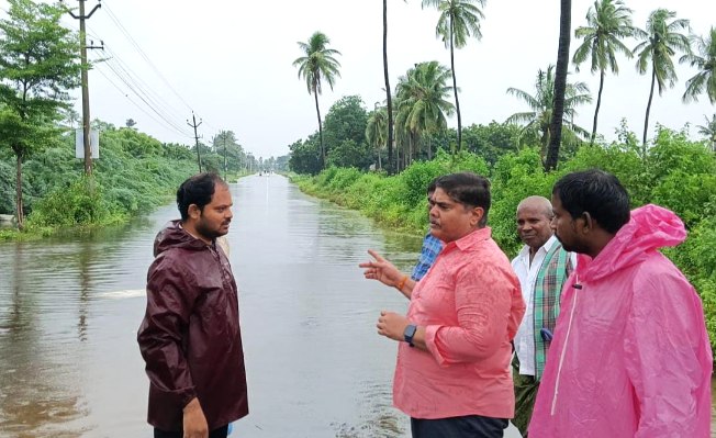 The Desk… Kaikaluru : ప్రమాదం పొంచి ఉంది… సత్వరమే డ్రైన్లలో గుర్రపుడెక్క తొలగించాలి : వైకాపా ఎమ్మెల్సీ జయమంగళ