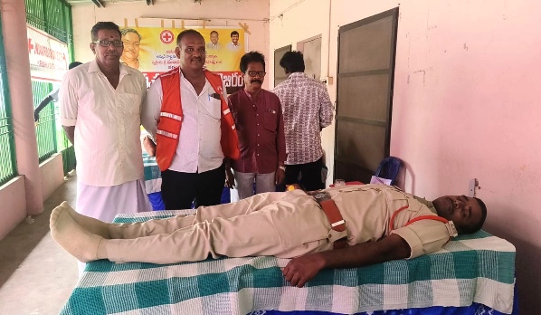 The Desk…Ghantasala : రక్తదానం ప్రాణదానంతో సమానం :  ఎస్సై ప్రతాప్ రెడ్డి