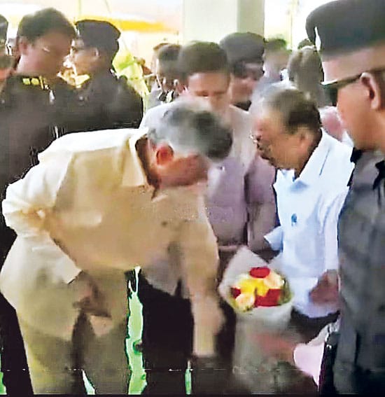 The Desk… Amaravati : నా కాళ్లకు ఎవరైనా మొక్కితే.. తిరిగి నేనూ మొక్కుతా..‼️ – CBN