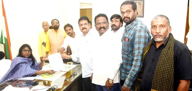 The Desk…Eluru : ఉపాధ్యాయుల సెలవుల  విషయంలో ఆంక్షలు విధించలేదు :  జిల్లా కలెక్టర్ కె.వెట్రిసెల్వి