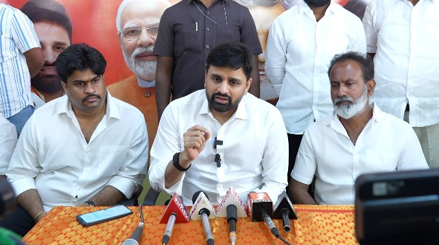 The Desk…Eluru : రహదారులు, రైల్వే సమస్యల పరిష్కారానికి కృషి – ఏలూరు ఎంపీ పుట్టా మహేష్ కుమార్ వెల్లడి