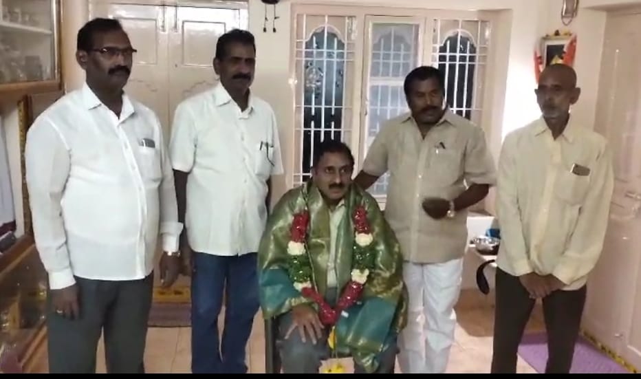 The Desk… Mudinepalli : కామధేను బెస్ట్ ఫాదర్ అవార్డు అందుకున్న డా. మనోజ్ కు పుట్టి హరికుమార్ ప్రశంసలు