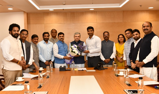 The Desk…Delhi : రైల్వే సంబంధిత సమస్యల పరిష్కారానికి సహకరించండి : ఏలూరు ఎంపీ పుట్టా మహేష్ విజ్ఞప్తి