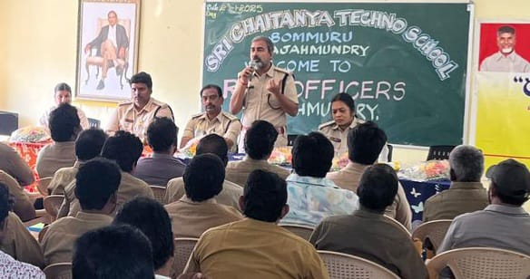 The Desk…Rajamahendravaram : వాహనదారులు రహదారి నియమాలను విధిగా పాటించాలి : జిల్లా రవాణా అధికారి ఆర్. సురేష్