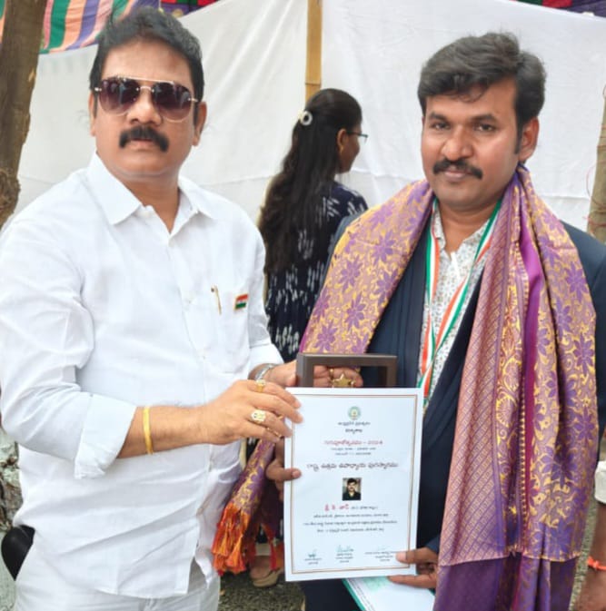The Desk…Eluru : ఉత్తమ ఉపాధ్యాయ అవార్డు గ్రహీతలకు చోడగిరి శ్రీనివాస్ అభినందనలు