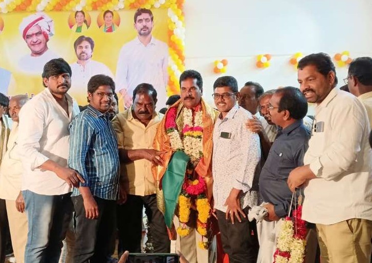The Desk…Kaikaluru : రాష్ట్ర నాయి బ్రాహ్మణ వెల్ఫేర్ డెవలప్మెంట్ కార్పొరేషన్ డైరెక్టర్గా లంకా రత్నారావు ప్రమాణస్వీకారం
