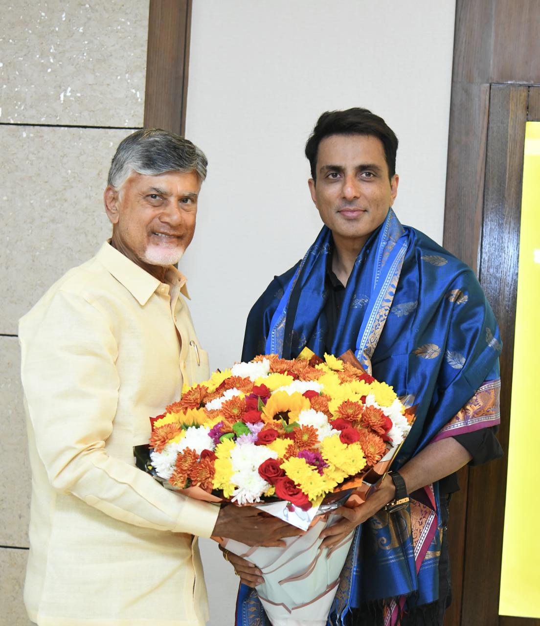 The Desk…Amaravati :  ప్రభుత్వానికి ‘సూద్ చారిటీ ఫౌండేషన్’ అంబులెన్సుల వితరణ