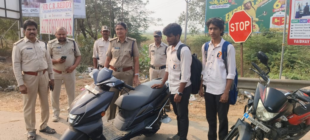 The Desk…Eluru : హెల్మెట్, డ్రైవింగ్ లైసెన్స్ లేని ద్విచక్ర వాహన చోదకుల పై 35 కేసులు నమోదు