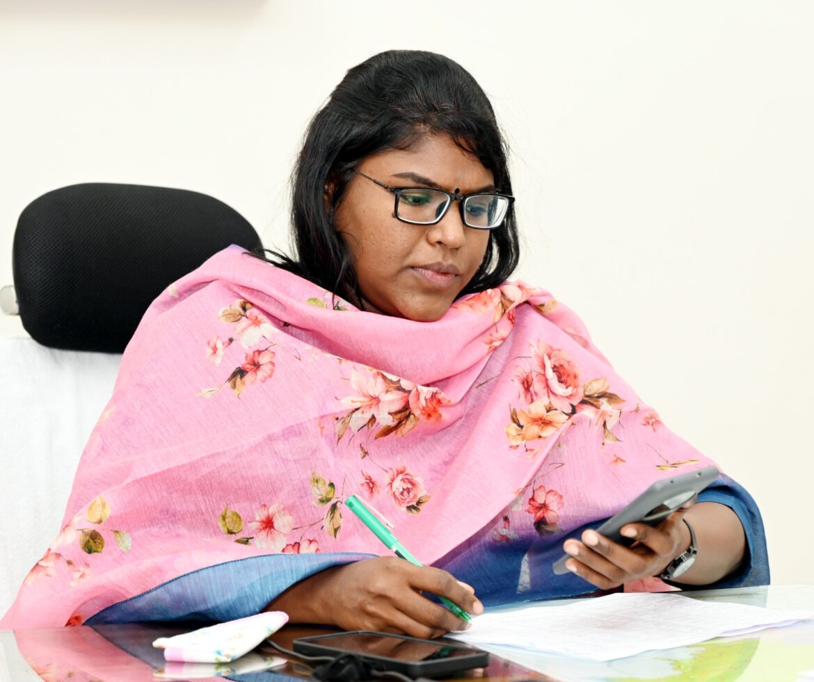 The Desk…Eluru : PGRS దరఖాస్తుల పరిష్కార విధానంపై నేరుగా దరఖాస్తుదారులకు జిల్లా కలెక్టర్ ఫోన్…ధరఖాస్తుదారుని సంతృప్తి పై కలెక్టర్ ఆరా
