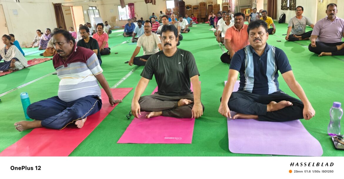 The Desk…Eluru : యోగాంధ్రలో జిల్లా జలవనరుల శాఖ అధికారులు, ఉద్యోగులు, సిబ్బంది