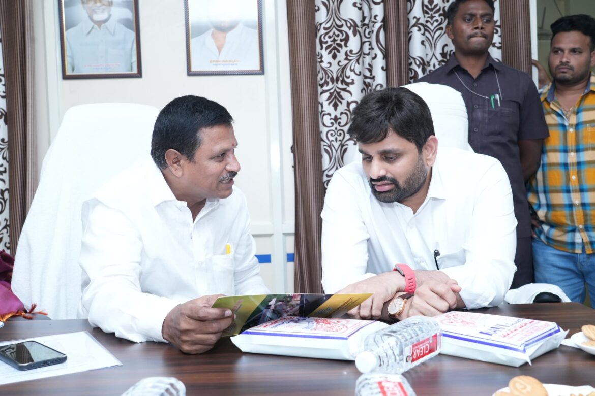 The Desk…Eluru : ఏలూరు నగర అభివృద్ధి సంస్థ చైర్మన్ శివ ప్రసాద్ ను అభినందించిన ఎంపీ పుట్టా మహేష్ కుమార్