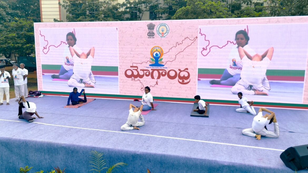 The Desk…Eluru : వేలాది విద్యార్ధినీ, విద్యార్ధులు  యోగాసనాలతో పులకరించిన హేలాపురి.. నిత్యయోగ.. ఆరోగ్య మెగా..