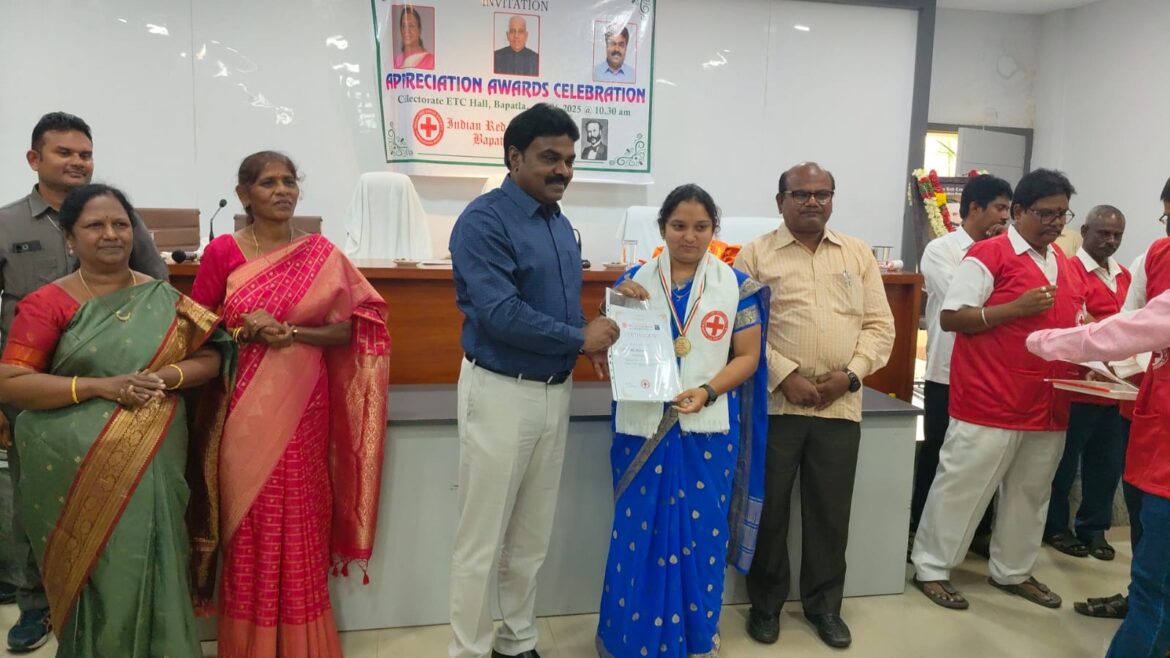 The Desk…Bapatla : కలెక్టర్ చేతుల మీదుగా రెడ్ క్రాస్ ప్రశంస పత్రం అందుకున్న బాపట్ల తహసిల్దార్ షలీమా