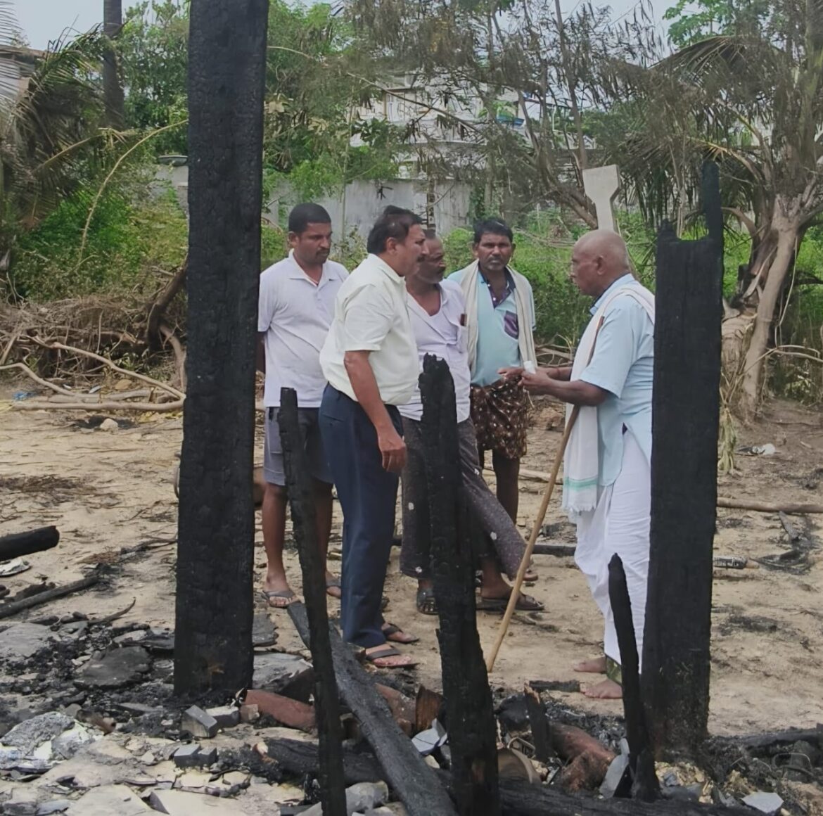 The Desk…Mudinepalli : ఇల్లు కాలిపోయి నిరాశ్రయులైన వారికి అండగా అంబుల వైష్ణవి
