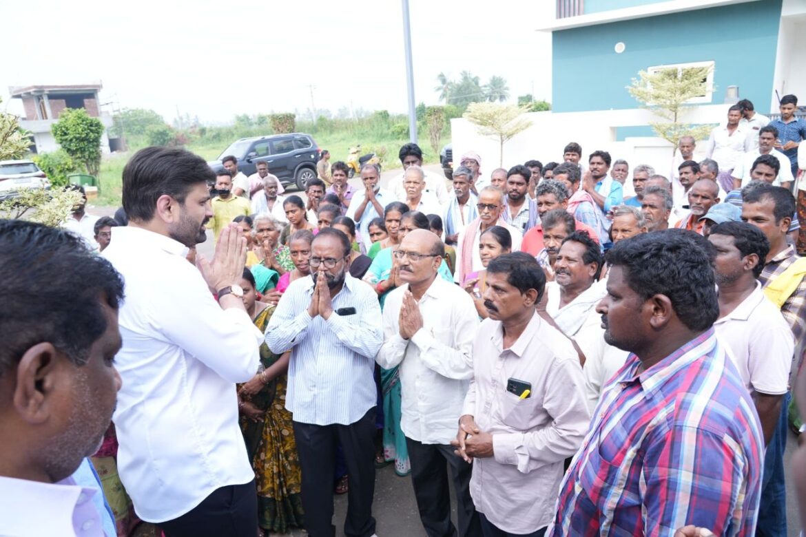 The Desk…Eluru : రైల్వే ట్రాక్ కు అడ్డుగా పెట్టిన ఇనుప గడ్డర్లు తొలగించండి