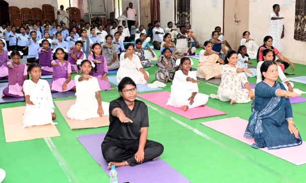 The Desk…Eluru : ప్రతి ఒక్కరికీ ఆరోగ్య ప్రదాయిని యోగా