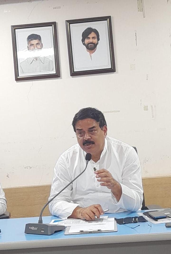 The Desk…Vijayawada : 25 నుంచి 30 తేదీ లోపు 65 ఏళ్ల పైన వృద్ధులకు, దివ్యాంగులకు సరుకులు అందజేయాలి : మంత్రి నాదెండ్ల