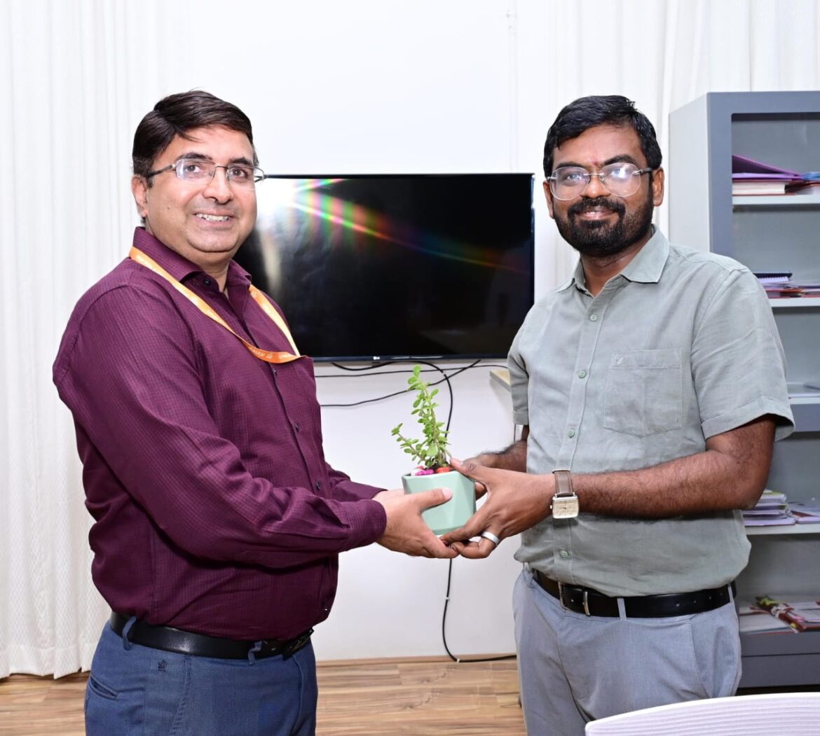 The Desk…Machilipatnam :  జిల్లాలో పర్యటించిన కేంద్ర బృందానికి స్వాగతం పలికిన జిల్లా కలెక్టర్ డికే. బాలాజీ
