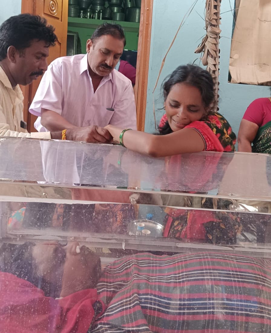 The Desk…Eluru : అంబుల వైష్ణవి ఔదార్యం..!! దహన సంస్కారానికి ఆర్థిక సహాయం అందించిన వైష్ణవి, డాక్టర్ మనోజ్