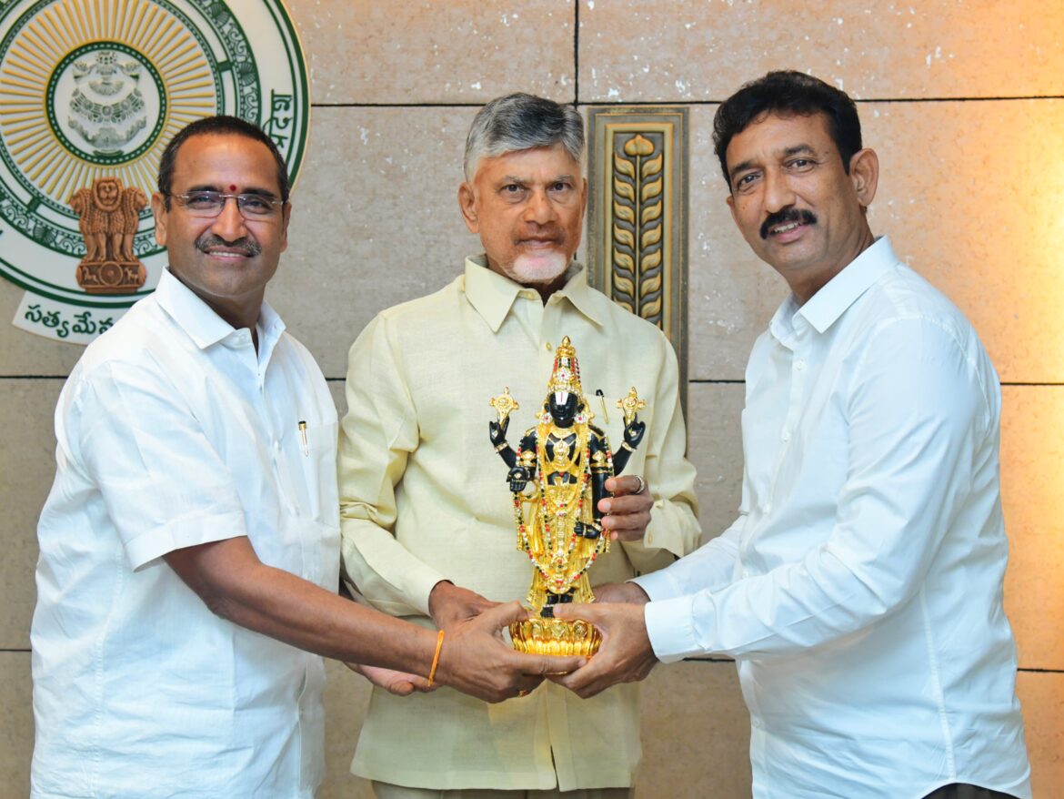 The Desk…Amaravati : సచివాలయంలో సీఎం చంద్రబాబును మర్యాదపూర్వకంగా కలసిన ఏపి ఎన్జీఓ రాష్ట్ర నాయకులు