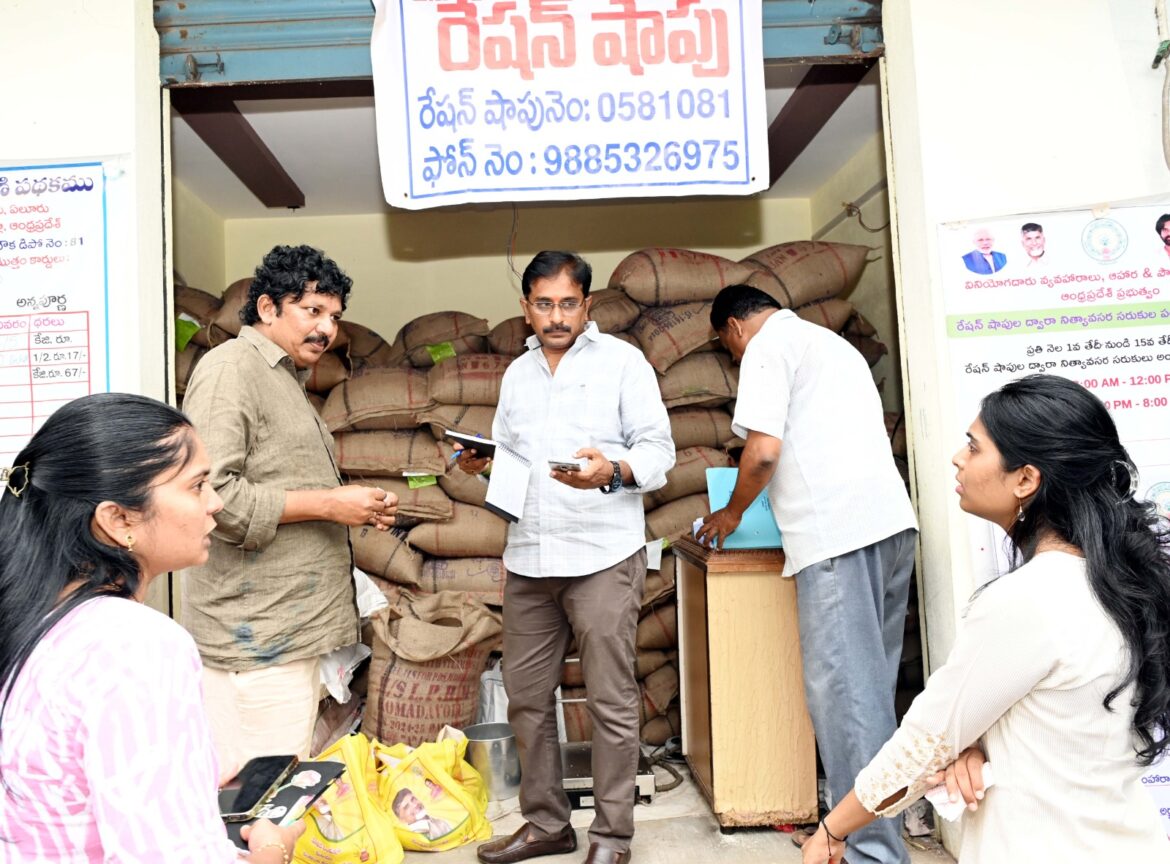 The Desk…Eluru : వృద్దులకు, వికలాంగులకు రేషన్ పంపిణీని పరిశీలించిన జాయింట్ కలెక్టర్ పి. ధాత్రిరెడ్డి