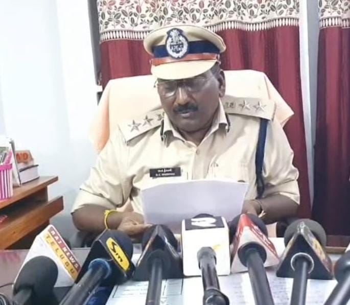 The Desk…Mangalagiri : మద్యం అధిక ధరలకు విక్రయిస్తే కఠిన చర్యలు.. షాపులు సీజ్ : జిల్లా ఎక్సైజ్ ఎస్పీ శ్రీనివాసులు హెచ్చరిక