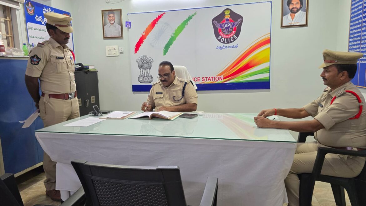 The Desk…Kalidindi : కలిదిండి పోలీస్ స్టేషన్ ను ఏలూరు డిఎస్పి శ్రావణ్ కుమార్ ఆకస్మిక తనిఖీ
