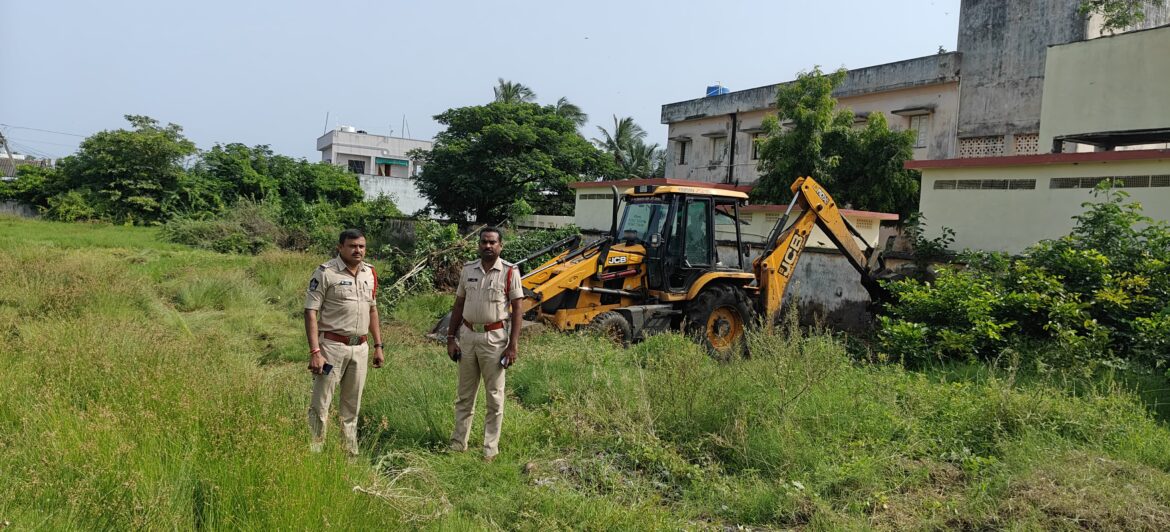 The Desk…Kaikaluru : కైకలూరు టౌన్ పోలీసులు చొరవ… ఆటపాక గర్ల్స్ హైస్కూల్లో పొదలు తొలగింపు
