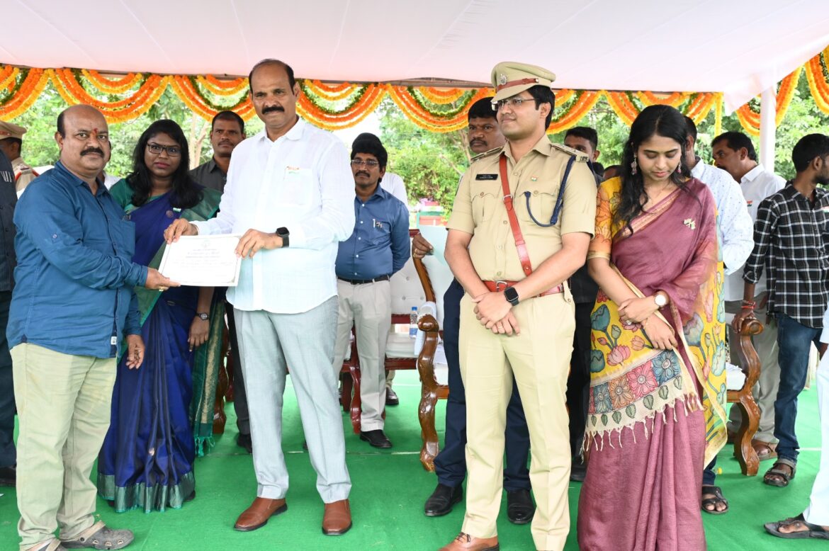 The Desk…Eluru : ఉత్తమ సేవా పతకాలు పొందిన జిల్లా సమాచార శాఖ ఉద్యోగులకు డిపిఆర్ఓ ఆర్.వి.ఎస్. రామచంద్రరావు అభినందనలు