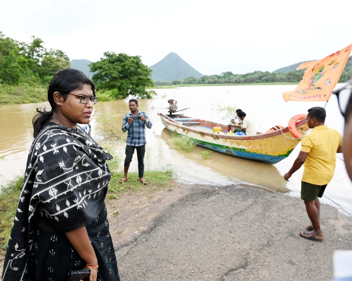 The Desk…Eluru : వరద ప్రమాదం తొలగే వరకు పునరావాస కేంద్రాలకు తరలి రండి : వరద ముంపు ప్రాంతాల ప్రజలకు జిల్లా కలెక్టర్ కె. వెట్రిసెల్వి విజ్ఞప్తి