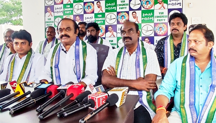 The Desk…Kaikaluru : అర్హులైన దివ్యాంగుల పెన్షన్ లను తొలగించడం అన్యాయం : వైకాపా ఏలూరు జిల్లా అధ్యక్షుడు డిఎన్ఆర్