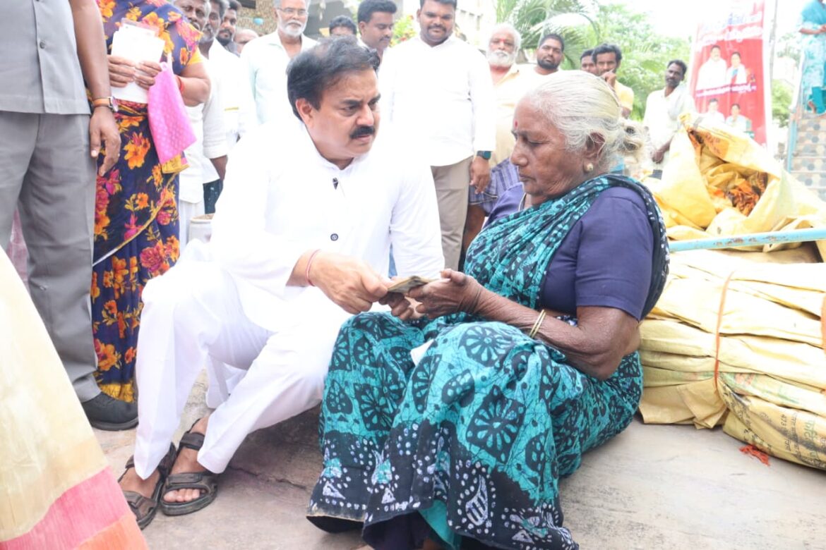 The Desk…Tenali : రాష్ట్రంలో పింఛన్ల పండగ – తెనాలిలో లబ్ధిదారుల ఇళ్లకు వెళ్లి ఎన్టీఆర్ భరోసా పెన్షన్లు పంపిణీ చేసిన మంత్రి నాదెండ్ల మనోహర్