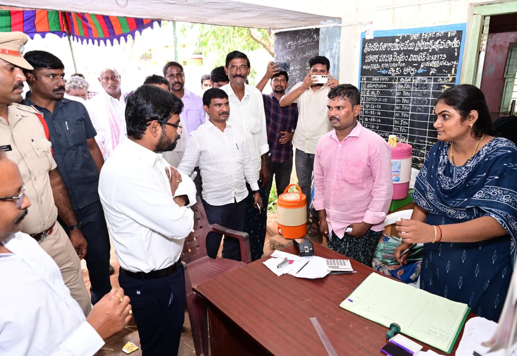 The Desk…Machilipatnam : యూరియా నిలువలు ఉన్నాయ్… రైతులు ఆందోళన చెందొద్దు : జిల్లా కలెక్టర్ డీకే. బాలాజీ