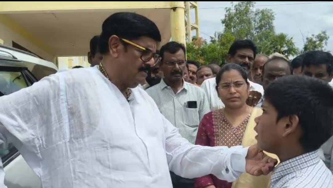 The Desk…Atmakuru : చలించిన ఆనం – విద్యార్థికి సాయం