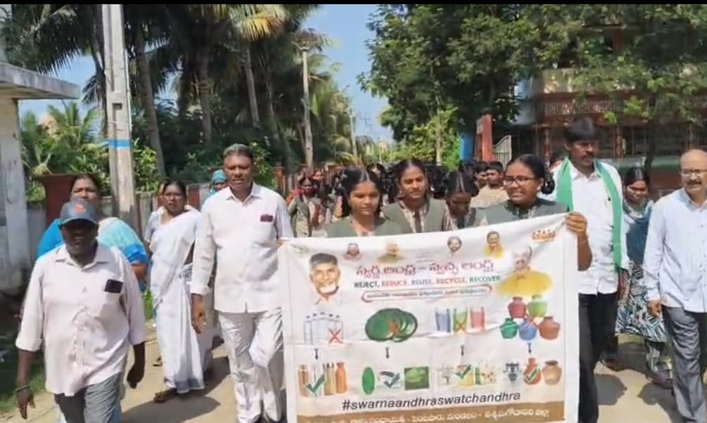 The Desk…K.Pentapadu : “స్వర్ణాంధ్ర-స్వచ్ఛ్ ఆంధ్ర”.. “స్వచ్ఛత హై సేవ” గ్రామ సర్పంచ్ ఆధ్వర్యంలో…