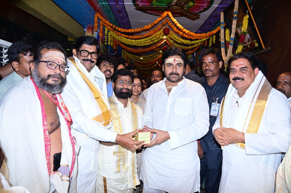 The Desk…Indrakeeladri : దుర్గమ్మ దర్శనానికి తొలిరోజు విశేషం గా తరలివచ్చిన భక్తజనం- రాష్ట్ర దేవాదాయ శాఖ మంత్రి ఆనం
