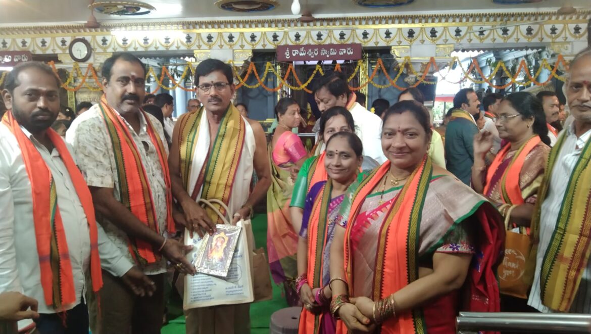 The Desk…Kaikaluru : ధనలక్ష్మీదేవీగా దర్శనమిచ్చిన కైకలూరు శ్రీ శ్యామలాంబ అమ్మవారు
