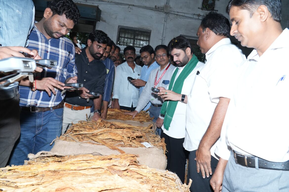 The Desk… Jangareddigudem : టొబాకో బోర్డు-1 కేంద్రాన్ని సందర్శించిన ఏలూరు ఎంపీ పుట్టా మహేష్