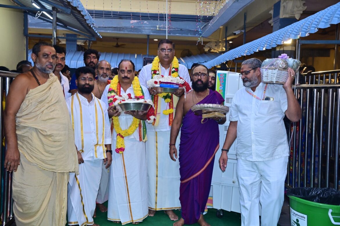 The Desk…Indrakeeladri : ద్వారక తిరుమల దేవస్థానం తరపున అమ్మవారికి పట్టు వస్త్రాలు సమర్పణ