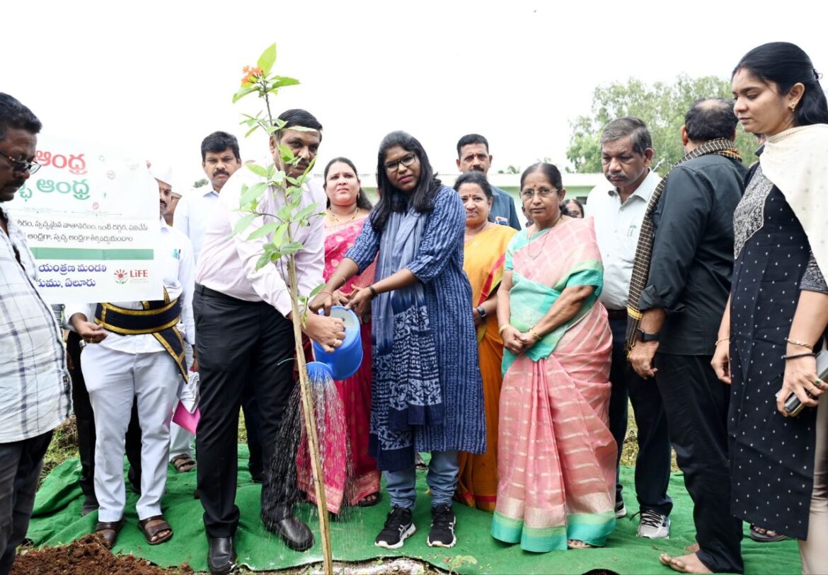 The Desk…Eluru : ప్రతిరోజు కొంత సమయం  శ్రమదానం చేస్తే ఆరోగ్య వంతమైన, నవసమాజం ఏర్పడుతుంది