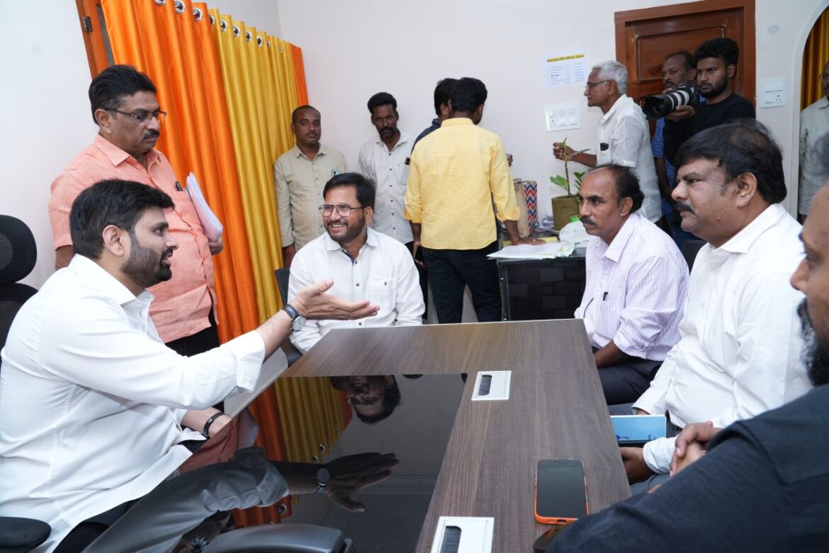 The Desk…Eluru : ఎంపీ క్యాంపు కార్యాలయంలో పబ్లిక్ గ్రీవెన్స్… ఏలూరు అభివృద్దే ధ్యేయం